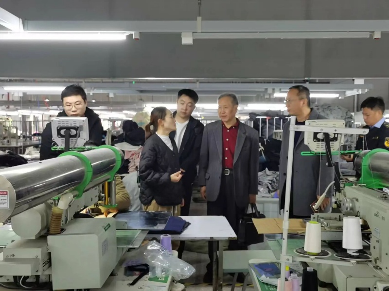 专家深入企业一线“问诊”。