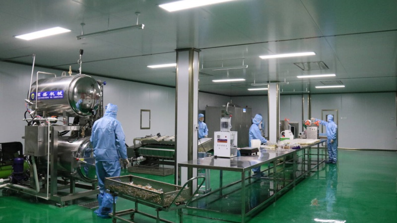 郧西县五洲鸿运畜牧产品开发有限公司马头山羊肉加工车间一片忙碌景象。邹景根摄