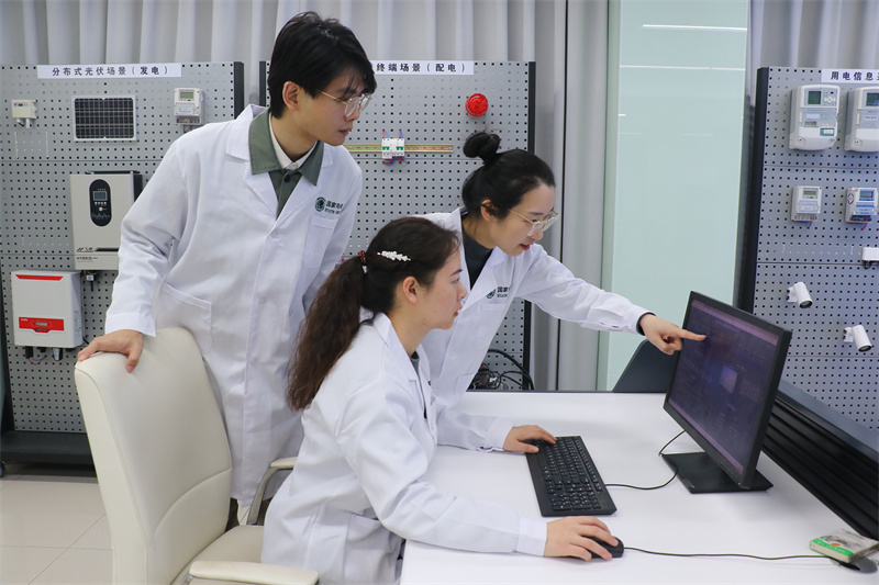 2.国网湖北电科院技术人员开展人工智能技术研究。刘超摄