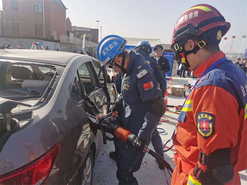 2025安全应急装备“区域行”活动在随州举行。邓辉摄