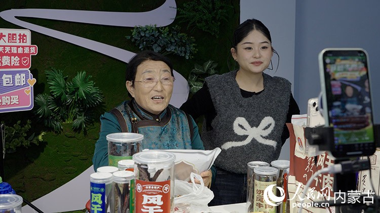白秀枝在自营品牌的网络直播间里,线上带货。人民网记者 张力洋摄