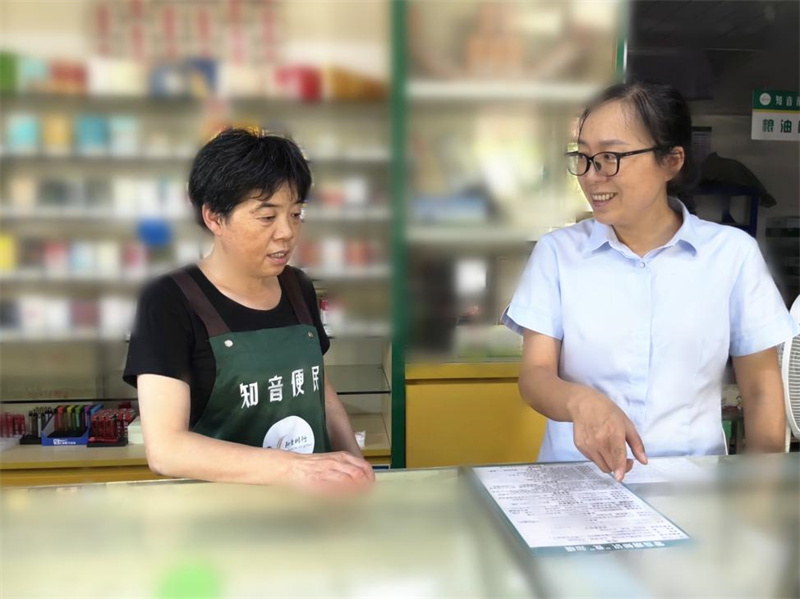 客户经理（右）讲解订货流程。陈尧摄