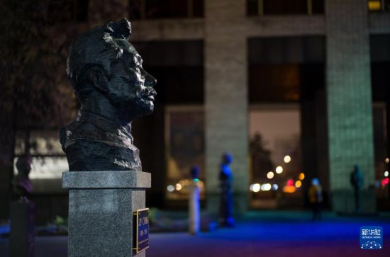 这是12月5日在俄罗斯首都莫斯科全俄外国文学国家图书馆拍摄的鲁迅铜像。新华社记者 孟菁 摄