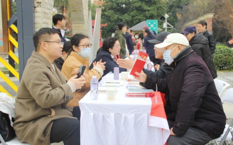 普法志愿者为居民提供法律咨询。