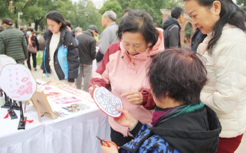 居民参与法治剪纸。