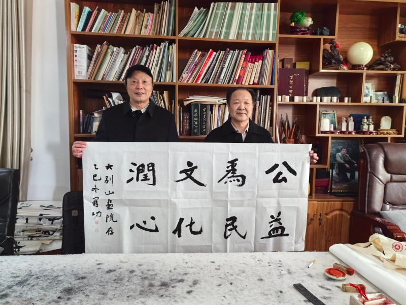 艺术家在大别山画院。