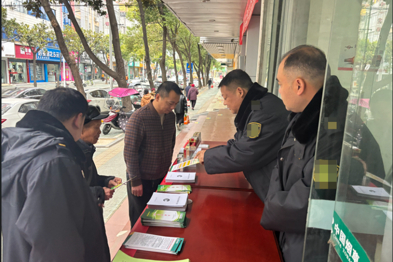 工作人员进行普法宣传
