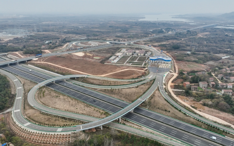 武汉绕城高速凤凰山、新力两座收费站正式开通运营。谌毅摄