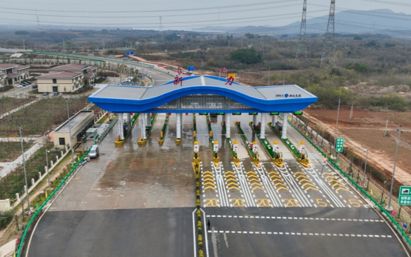 武汉绕城高速凤凰山、新力两座收费站正式开通运营。谌毅摄