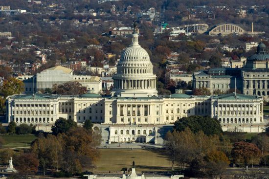 这是11月17日从美国首都华盛顿的华盛顿纪念碑上拍摄的美国国会大厦。新华社记者胡友松摄