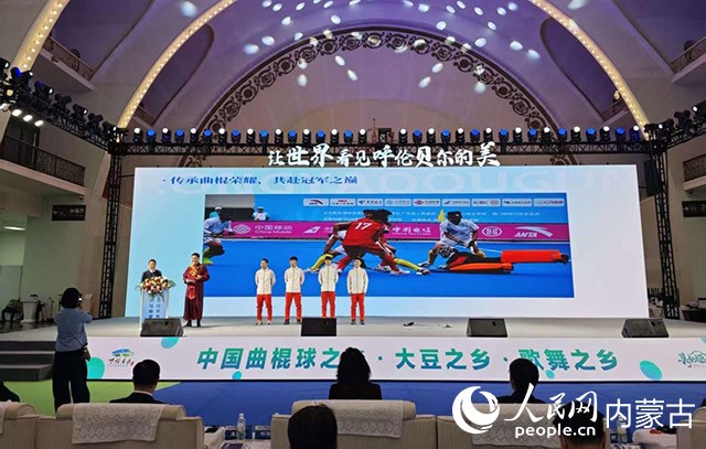 十五运会男子曲棍球项目冠军队伍成员孟迪浩、孟楠、金波、敖伟宝推介莫旗曲棍球。人民网记者 刘艺琳摄