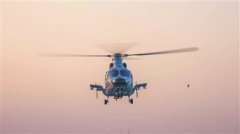 海军某部开展飞行训练 